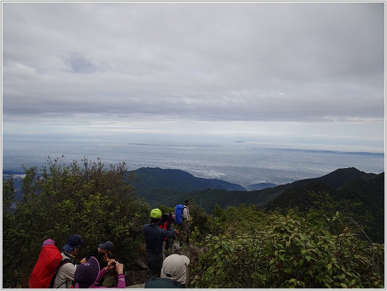 2015-04-12 07-14-08光明頂驚見85大樓和柴山.JPG